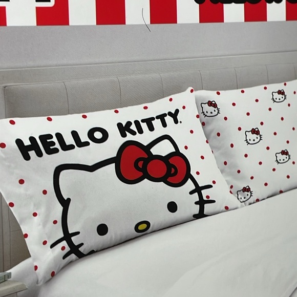 24HR DROP ⬇️ Hello Kitty 2 PC Satin Pillow case set - Picture 4 of 5